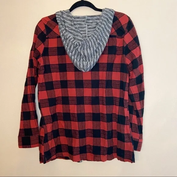 HEM & THREAD RED & BLACK PLAID FLANNEL BUTTON DOWN SHIRT WITH HOOD - Picture 4 of 5